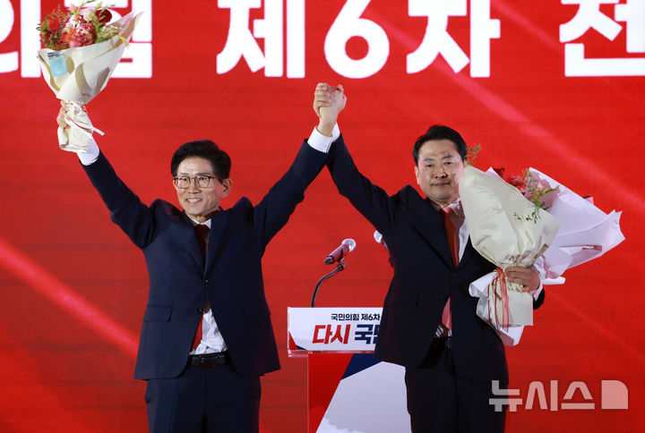 [청주=뉴시스] 고승민 기자 = 국민의힘 김문수, 장동혁 당대표 후보가 22일 충북 청주오스코에서 열린 국민의힘 제6차 전당대회에서 최후 2인 선출 후 인사하고 있다. 2025.08.22. kkssmm99@newsis.com