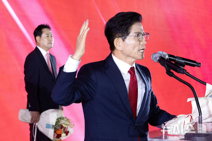 [청주=뉴시스] 고승민 기자 = 김문수 국민의힘 당대표 후보가 22일 충북 청주오스코에서 열린 국민의힘 제6차 전당대회에서 최후 2인 선출 후 각각 인사말을 하고 있다. (공동취재) 2025.08.22. photo@newsis.com