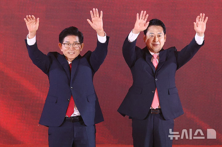[청주=뉴시스] 고승민 기자 = 국민의힘 김문수, 장동혁 당대표 후보가 22일 충북 청주오스코에서 열린 국민의힘 제6차 전당대회에서 최후 2인 선출 후 각각 인사말을 마친 뒤 지지자들과 인사하고 있다. (공동취재) 2025.08.22. photo@newsis.com