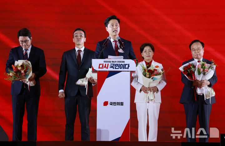 [청주=뉴시스] 고승민 기자 = 22일 충북 청주오스코에서 열린 국민의힘 제6차 전당대회에서 청년최고위원으로 선출된 우재준 의원이 당선인사를 하고 있다. 왼쪽부터 최고위원에 당선된 신동욱, 김민수 최고위원, 우 의원, 양향자, 김재원 최고위원. 2025.08.22. kkssmm99@newsis.com