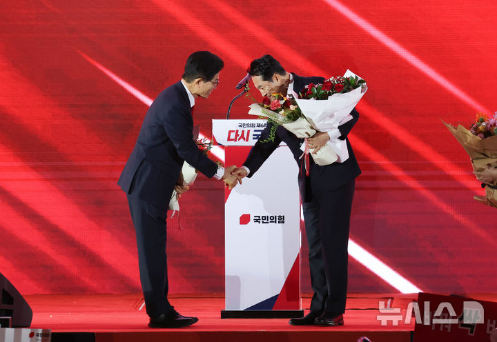 [청주=뉴시스] 고승민 기자 = 국민의힘 당대표 최종 2인에 선출된 김문수, 장동혁 후보가 지난 22일 충북 청주오스코에서 열린 국민의힘 제6차 전당대회에서 악수하고 있다. (공동취재) 2025.08.22. photo@newsis.com