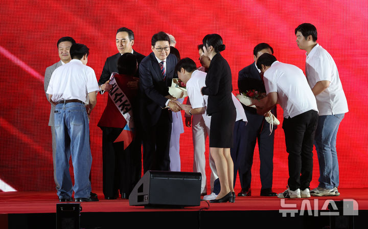 [청주=뉴시스] 고승민 기자 = 신동욱 등 국민의힘 신임 최고위원들이 22일 충북 청주오스코에서 열린 국민의힘 제6차 전당대회에서 당선축하 꽃다발을 받고 있다. (공동취재) 2025.08.22. photo@newsis.com