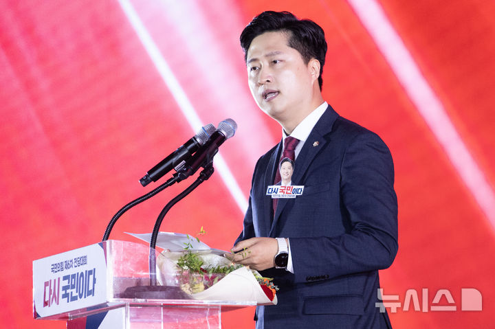 [청주=뉴시스] 고승민 기자 = 우재준 국민의힘 신임 청년최고위원이 22일 충북 청주오스코에서 열린 국민의힘 제6차 전당대회에서 당선인사를 하고 있다. (공동취재) 2025.08.22. photo@newsis.com
