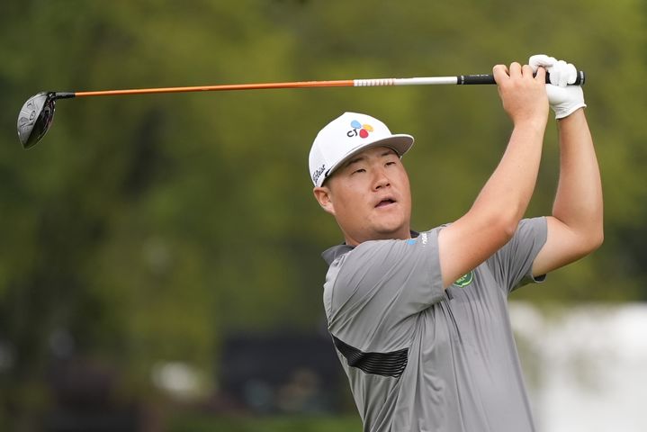 [애틀랜타=AP/뉴시스] 임성재가 22일(현지 시간) 미 조지아주 애틀랜타의 이스트레이크 골프클럽에서 열린 미국프로골프(PG) 투어 챔피언십 2라운드 4번 홀에서 티샷하고 있다. 임성재는 중간 합계 5언더파 135타 공동 20위를 기록했다. 2025.08.23.