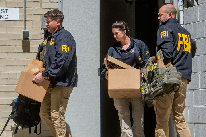 [워싱턴=AP/뉴시스] 22일(현지 시간) 미 연방수사국(FBI) 요원들이 워싱턴에 있는 존 볼턴 전 백악관 국가안전보장회의(NSC) 보좌관 사무실을 압수수색해 상자를 옮기고 있다. 2025.08.23.