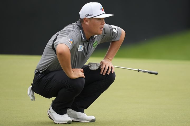 [애틀랜타=AP/뉴시스] 임성재가 22일(현지 시간) 미 조지아주 애틀랜타의 이스트레이크 골프클럽에서 열린 미국프로골프(PG) 투어 챔피언십 2라운드 18번 그린에서 퍼팅 준비를 하고 있다. 임성재는 중간 합계 5언더파 135타 공동 20위를 기록했다. 2025.08.23.