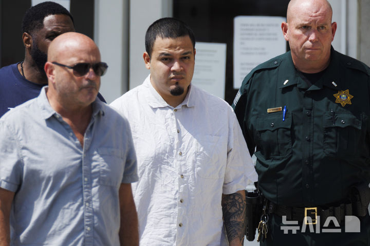 [AP/뉴시스] 킬마르 아브레고 가르시아(가운데)가 22일 미 테네시주 푸트남 카운티 형무소에서 나오고 있다
