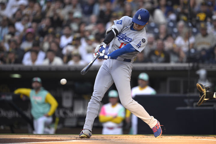 [샌디에이고=AP/뉴시스] 23일(한국 시간) 미국 캘리포니아주 샌디에이고의 펫코 파크에서 열린 2025 MLB 샌디에이고 파드리스와의 경기에 1번 지명타자로 선발 출장한 오타니 쇼헤이(LA 다저스)가 1회초 방망이를 휘두르고 있다. 2025.08.23.