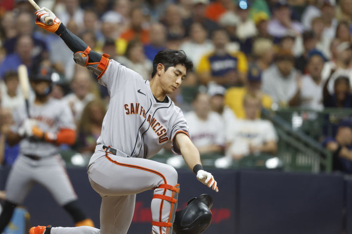 [밀워키=AP/뉴시스]이정후가 23일(한국 시간) 밀워키 브루어스와의 2025 메이저리그 경기에서 6회초 헛스윙 삼진을 당했다. 2025.08.23.