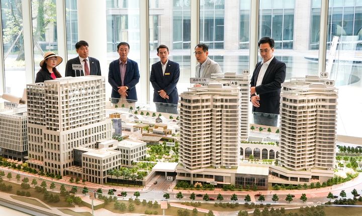 [거제=뉴시스] 신정철 기자= 거제시의회 의원연구단체 ‘거제시 노인정책선진화 연구회’는 노인복지의 핵심 과제로 꼽히는 노인주거복지시설에 대한 발전 방안을 모색하기 위해 최근 2박 3일간의 일정으로 정책연수를 실시했다고 23일 밝혔다. 사진은 2025년 4월 입주를 시작한 임대형 노인복지주택인 부산 기장군의 ‘라우어 시니어타운’ 방문 모습.(사진=거제시의회 제공).2025.08.23. photo@newsis.com *재판매 및 DB 금지