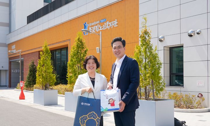 [거제=뉴시스] 신정철 기자= 거제시의회 의원연구단체 ‘거제시 노인정책선진화 연구회’는 노인복지의 핵심 과제로 꼽히는 노인주거복지시설에 대한 발전 방안을 모색하기 위해 최근 2박 3일간의 일정으로 정책연수를 실시했다고 23일 밝혔다. 사진은 2016년 국토교통부 공모사업에 선정된 울산 중구의 공공실버주택인 ‘종갓집공공실버주택’ 방문 모습.(사진=거제시의회 제공).2025.08.23. photo@newsis.com *재판매 및 DB 금지