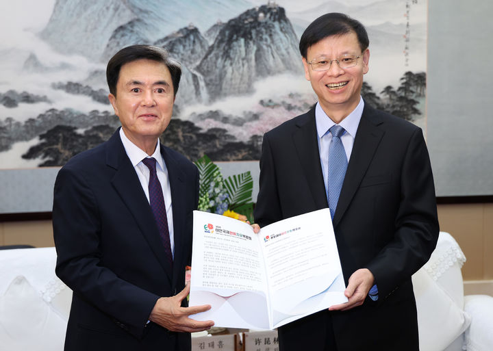 [홍성=뉴시스] 유효상 기자 = 해외시장 개척 등을 위해 중국 출장에 나선 김태흠 충남지사가 22일 저녁 중국 난징 장쑤성 인민정부 접견장에서 쉬쿤린 성장을 만나 2026 태안국제원예치유박람회 초청장을 전달하고 있다. (사진=충남도 제공) 2025.08.23 photo@newsis.com *재판매 및 DB 금지