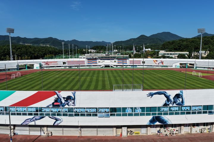 [고성(경남)=뉴시스] 신정철 기자= 경남 고성군은 지역민과 방문객에게 보다 활력있고 친근한 스포츠 환경을 제공하기 위해 고성군 종합운동장 관람석 개보수 및 디자인 경관개선 스포츠 벽화사업을 완료했다고 23일 밝혔다.사진은 스포츠 벽화 모습.(사진=고성군 제공).2025.08.23. photo@newsis.com *재판매 및 DB 금지