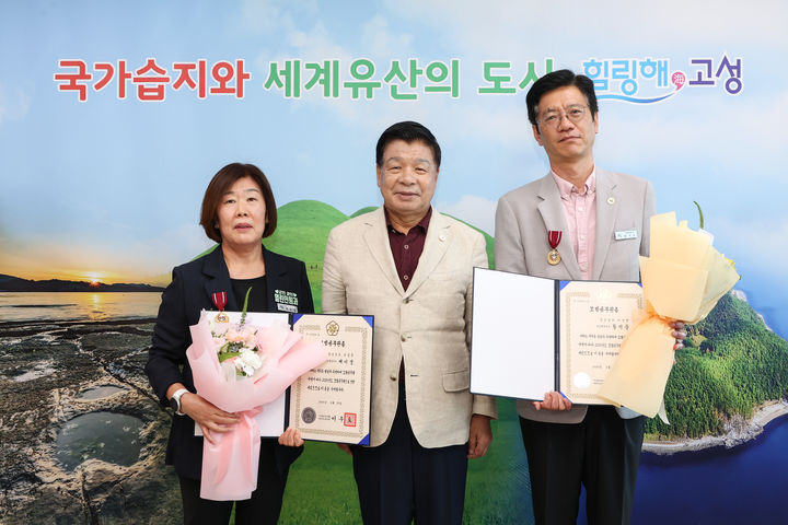 [고성(경남)=뉴시스] 신정철 기자= 경남 고성군은 지난 22일, 군수실에서 2025년 상반기 정부 모범 공무원 2명에 대한 표창을 수여했다. 사진은 2025년 상반기 정부 모범공무원 표창을 받은 기획예산담당관실 황지웅 담당(사진, 오른쪽)과 열린민원과 배미경 담당이 이상근 군수와 함께 기념사진을 촬영하고 있는 모습.(사진=고성군 제공).2025.08.23. photo@newsis.com *재판매 및 DB 금지