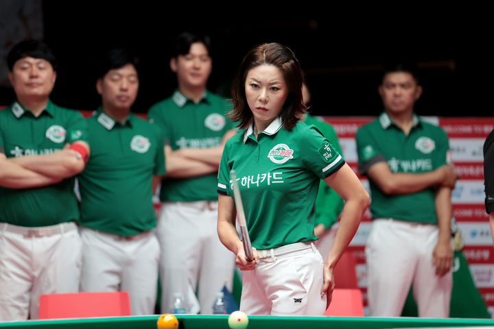 [서울=뉴시스] 22일 경기도 고양시 킨텍스 PBA 스타디움에서 열린 크라운해태와의 웰컴저축은행 PBA 팀리그 2025~2026 2라운드 6일차 경기에 출전한 김가영(하나카드). 2025.08.22. (사진=프로당구협회 제공) *재판매 및 DB 금지