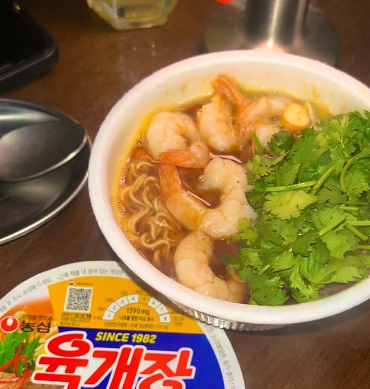 [뉴시스] 시중에 판매되는 컵라면에 새우와 고수를 올린 후 9000원에 판매 중인 논란이 된 똠양꿍 사진. 2025.08.23 (사진= 엑스 캡처) *재판매 및 DB 금지