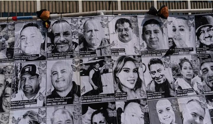 [서울=뉴시스]7월17일 남부 캘리포니아에서 미 이민세관국(ICE) 급습으로 억류되거나 추방된 사람들의 흑백 이미지를 전시한 예술 시설이 로스앤젤레스 연방건물 밖에 붙어 있다. 미 법원은 22일(현지시각) '피난처' 정책을 이유로 도널드 트럼프 미 대통령이 로스앤젤레스와 시카고 등 32개 도시와 카운티군에 대한 자금 지원을 거부해서는 안 된다고 판결했다. <사진 출처 : 미 라래도 모닝 타임스> 2025.08.23.