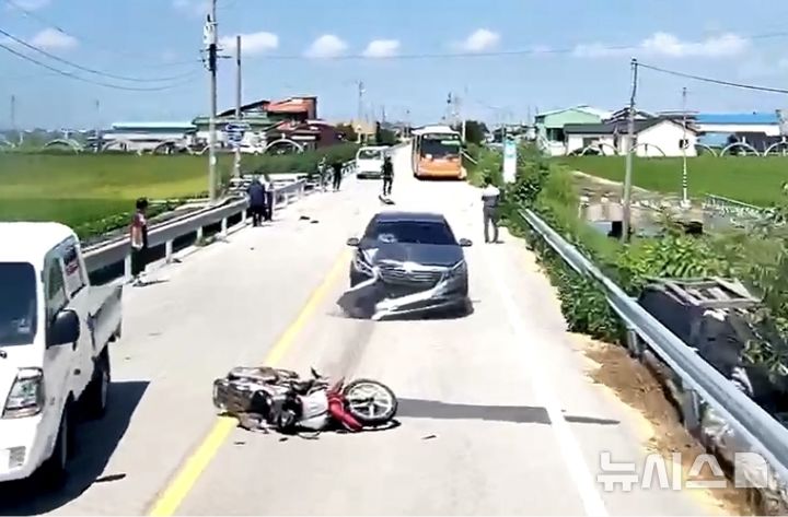 [김제=뉴시스]윤난슬 기자 = 22일 오전 11시 4분께 전북 김제시 광활면 은파리 농협도정2공장 인근에서 승용차와 오토바이가 충돌하는 사고가 발생했다. (사진=전북소방본부 제공) photo@newsis.com