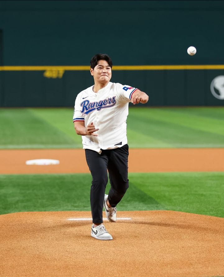 추신수 SSG 랜더스 구단주 보좌역이 23일(한국시간) 열린 2025 메이저리그 텍사스 레인저스와 클리블랜드 가디언스전의 경기에서 시구를 했다. 2025.08.23. (사진=텍사스 구단 SNS 캡처) *재판매 및 DB 금지