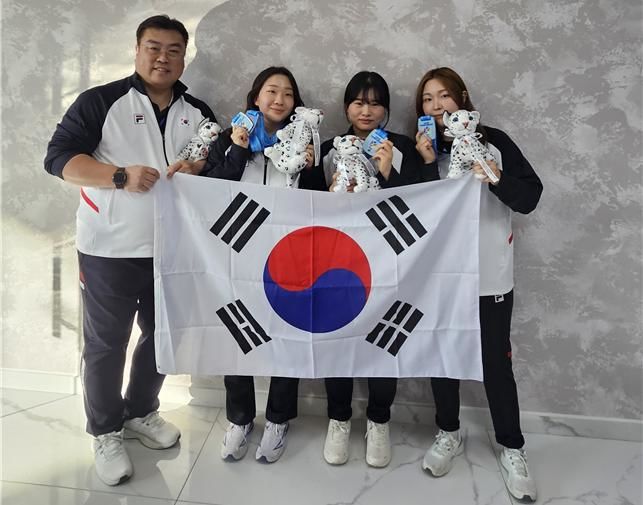 [서울=뉴시스]공기소총 여자 일반부 단체전에서 동메달을 차지한 김세호 코치, 권은지(울진군청), 금지현(경기도청), 권유나(우리은행) 선수 (왼쪽부터). (사진=대한사격연맹 제공)