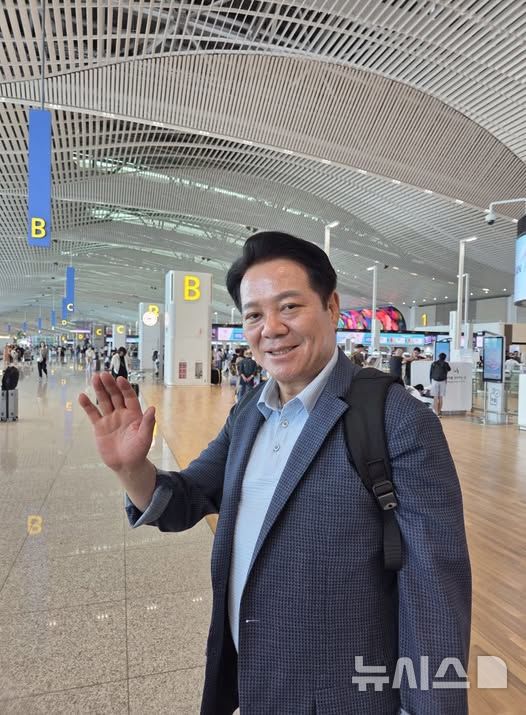 [안양=뉴시스] [안양=뉴시스] 최대호 안양시장이 체코와 오스트리아 방문을 위해 인천국제공항을 통해 출국하고 있다. (사진=최대호 시장 페이스북 캡처). 2025.08.23.photo@newsis.com