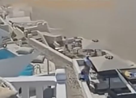 [뉴시스]그리스 산토리니에서 대규모 산사태가 발생해 마을 전체가 먼지로 뒤덮였다. 2025.08.23. (사진=데일리메일 캡처). *재판매 및 DB 금지