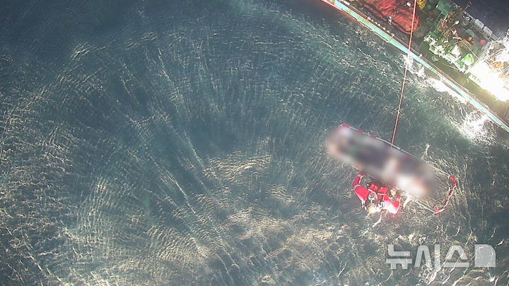 [서귀포=뉴시스] 23일 제주 서귀포시 마라도 남서쪽 해상에서 발생한 응급환자를 해경 헬기가 이송하고 있다. (사진=제주지방해양경찰청 제공) 2025.08.23. photo@newsis.com *재판매 및 DB 금지