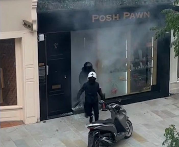 [뉴시스] 지난 18일 유명 인사들이 자주 찾는 런던의 한 전당포에 얼굴을 가린 강도 두 명이 망치를 들고 습격을 시도했다. 2025.08.23. (사진=데일리메일 캡처) *재판매 및 DB 금지