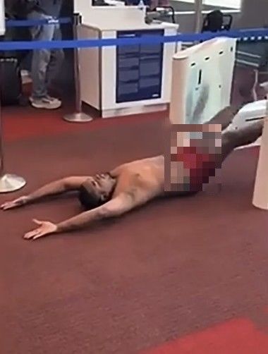 [서울=뉴시스] 미국 보스턴의 한 공항에서 한 남성이 속옷을 벗고 난동을 부리는 사건이 발생했다.. (사진=뉴욕포스트 갈무리) 2025.08.23 *재판매 및 DB 금지