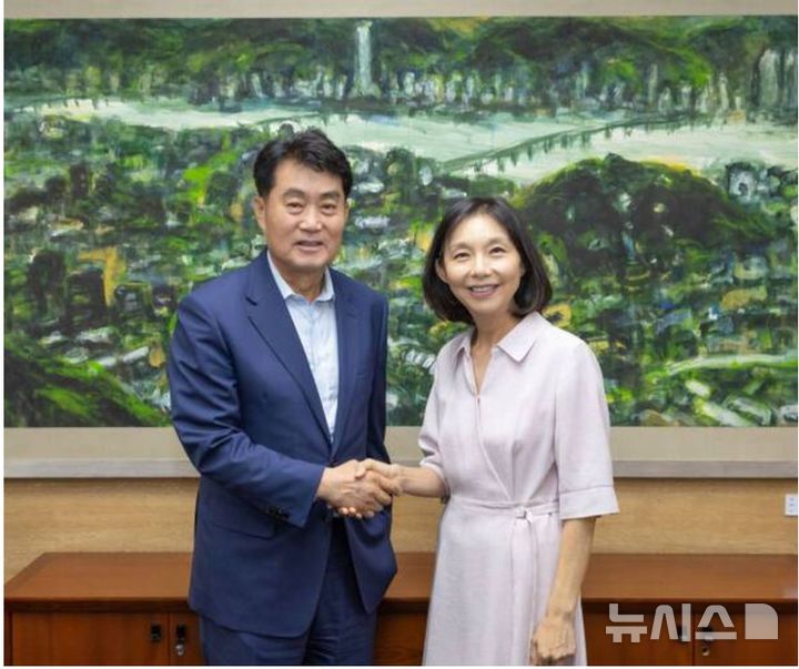 [군포=뉴시스] 군포시장(사진 왼쪽)이 최근 최호정 서울시의회 의장을 만나 서울시 남부기술교육원 활용 방안 등에 대해 논의 후 기념 촬영을 하고 있다. (사진=군포시 제공).2025.08.23. photo@newsis.com 