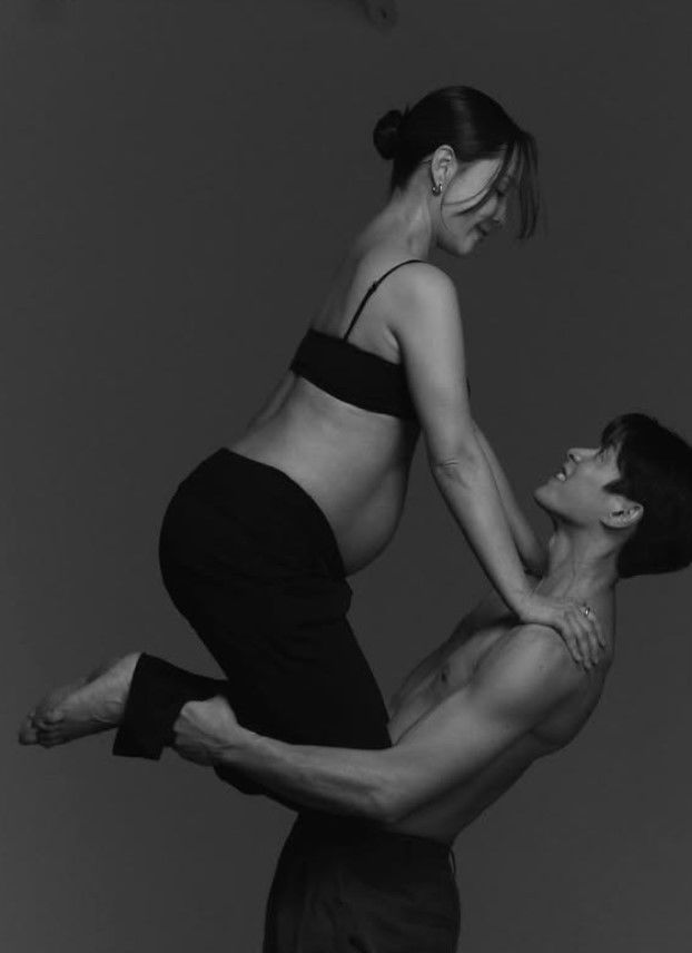 [서울=뉴시스] 가수 임정희(44)가 발레리노 남편 김희현(38)과 함께한 만삭 화보를 공개했다. (사진=임정희 인스타그램 캡처) 2025.08.23. photo@newsis.com *재판매 및 DB 금지