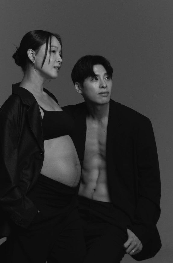 [서울=뉴시스] 가수 임정희(44)가 발레리노 남편 김희현(38)과 함께한 만삭 화보를 공개했다. (사진=임정희 인스타그램 캡처) 2025.08.23. photo@newsis.com *재판매 및 DB 금지