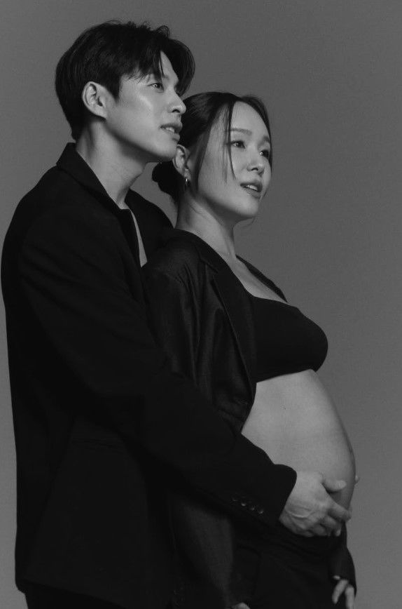 [서울=뉴시스] 가수 임정희(44)가 발레리노 남편 김희현(38)과 함께한 만삭 화보를 공개했다. (사진=임정희 인스타그램 캡처) 2025.08.23. photo@newsis.com *재판매 및 DB 금지