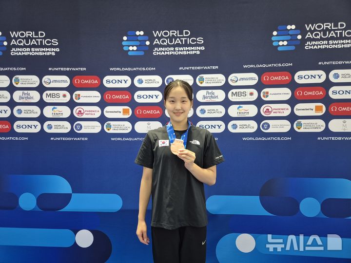 [서울=뉴시스]세계주니어수영선수권대회 메달 딴 문수아. (사진=대한수영연맹 제공)