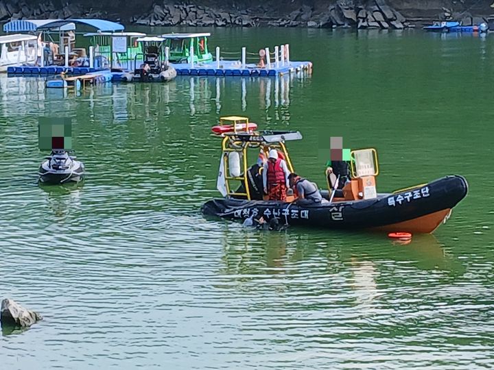 [옥천=뉴시스] 23일 오후 5시20분께 충북 옥천소방서 구조대원들이 옥천군 군북면 대정리 대청호에서 40대 남성의 시신을 인양하고 있다. 구조대는 신고접수 1시간 만에 심정지 상태의 이 남성을 발견해 병원으로 옮겼으나 끝내 숨지고 말았다. (사진=옥천소방서 제공) 2025.08.23. photo@newsis.com *재판매 및 DB 금지