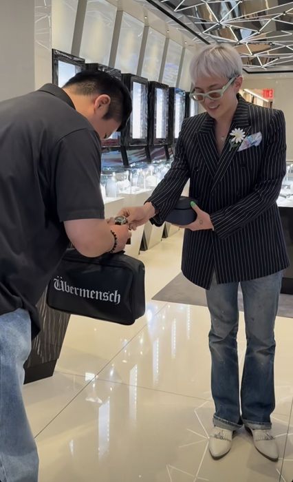 [서울=뉴시스]가수 지드래곤이 경호원에게 명품 시계를 선물하며 각별한 애정을 드러냈다. (사진=지드래곤 SNS 부계정) 2025.08.23. photo@newsis.com *재판매 및 DB 금지