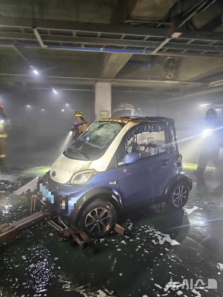 [제천=뉴시스] 불이 난 전기차 (사진= 제천소방서 제공) 2025.08.23. photo@newsis.com *재판매 및 DB 금지