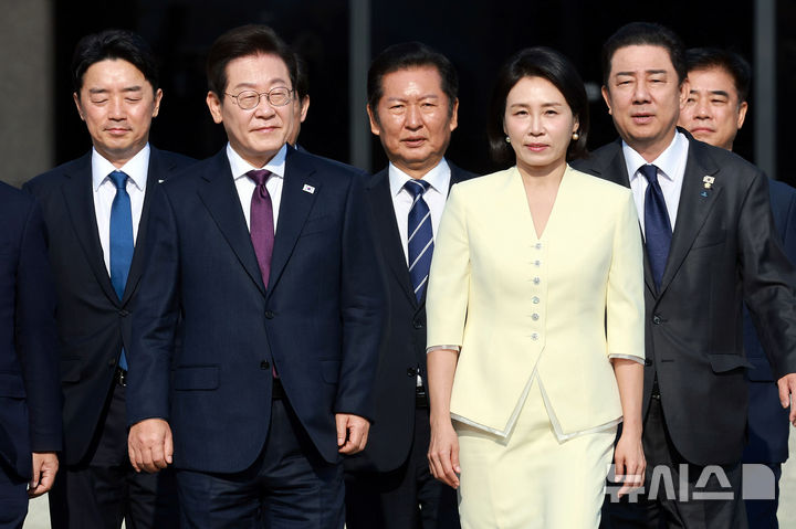 [성남=뉴시스] 고범준 기자 = 이재명 대통령과 김혜경 여사가 한일 정상회담을 위해 23일 경기 성남 서울공항에 도착해 공군 1호기로 향하고 있다. 2025.08.23. bjko@newsis.com