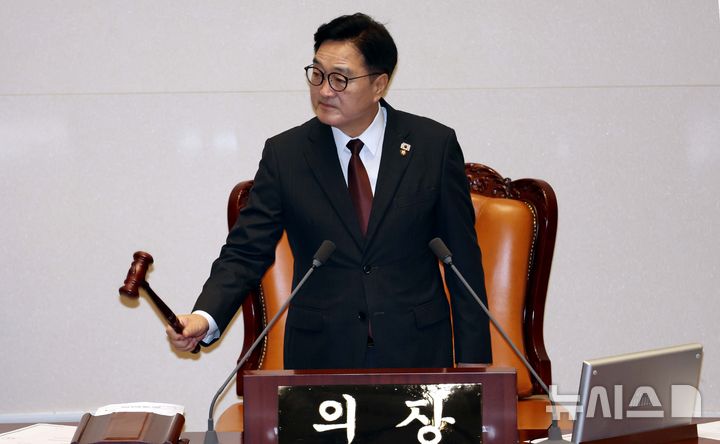 [서울=뉴시스] 조성봉 기자 = 우원식 국회의장이 23일 오전 서울 여의도 국회에서 열린 제428회 국회(임시회) 제2차 본회의에서 의사봉을 두드리고 있다. 2025.08.23. suncho21@newsis.com