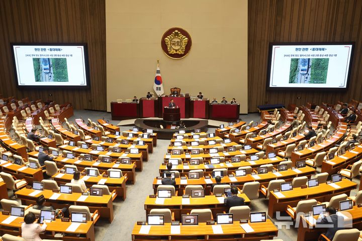 [서울=뉴시스] 조성봉 기자 = 김형동 국민의힘 의원이 23일 오전 서울 여의도 국회에서 열린 제428회 국회(임시회) 제2차 본회의에서 노동조합 및 노동관계조정법 일부개정법률안(대안) 관련 반대 무제한토론을 하고 있다. 2025.08.23. suncho21@newsis.com
