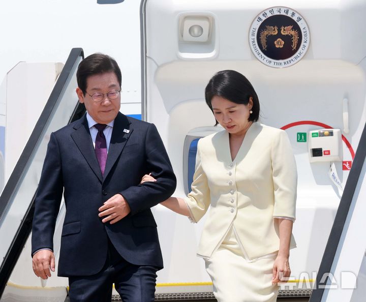 [도쿄(일본)=뉴시스] 고범준 기자 = 이재명 대통령과 김혜경 여사가 23일(현지 시간) 일본 도쿄 하네다 국제공항에 도착하고 있다. 2025.08.23. bjko@newsis.com