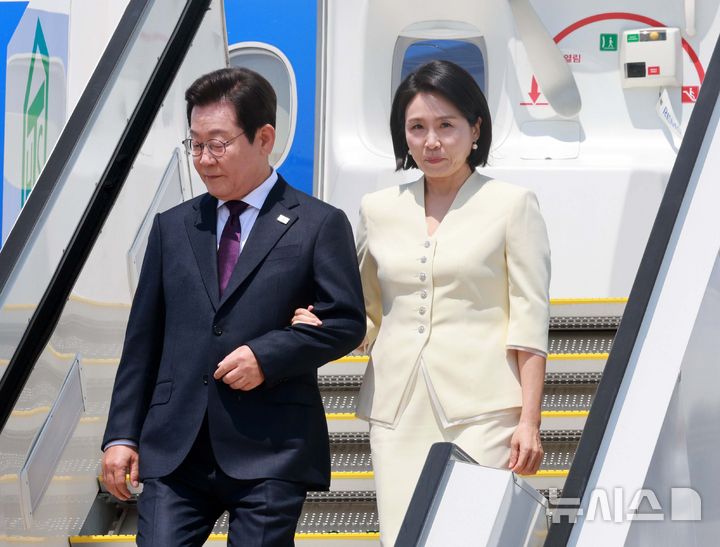 [도쿄(일본)=뉴시스] 고범준 기자 = 이재명 대통령과 김혜경 여사가 23일(현지 시간) 일본 도쿄 하네다 국제공항에 도착하고 있다. 2025.08.23. bjko@newsis.com