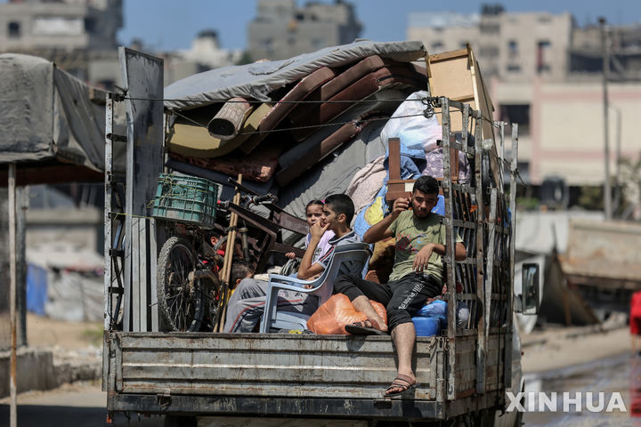 [ 신화/뉴시스] 8월 22일 가자지구의 가자시티 부근 도로에서 다시 피난길에 오른 팔레스타인 가족들. 이스라엘군은 인구가 많은 가자시티를 2주일째 포위하고 군대 진입 전에 대피를 권고했으며 23일엔 가자 북부 국경지대에서 팔레스타인TV의 촬영기자 한 명을 또 살해했다. 2025. 08.24.&nbsp; 