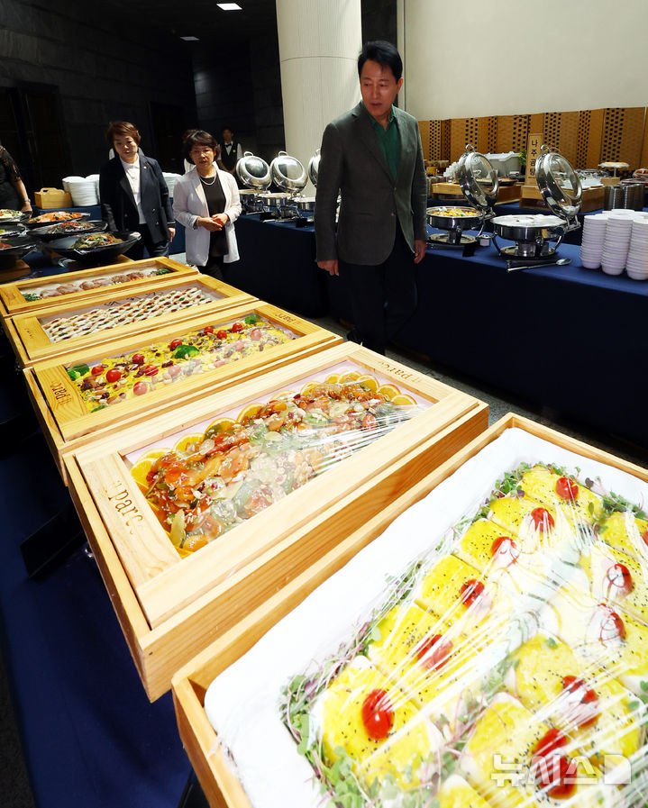 [서울=뉴시스] 박주성 기자 = 서울시가 고급스러운 외관과 200명 규모의 하객을 모두 수용할 수 있는 1호 공공웨딩홀 ‘피움서울(FIUM SEOUL)’ 운영을 시작해 오세훈 서울시장이 23일 오전 서울 동작구 서울여성플라자 내 국제회의장을 전면 리모델링한 '피움서울'을 둘러보고 있다. 공공웨딩홀 ‘피움서울(FIUM SEOUL)’은 대관료가 무료이고 예약은 내년 예식까지 받는다. 예비부부 또는 예비부부 부모 중 한 명이라도 서울에 거주하거나 생활권자에 해당하면 누구나 이용할 수 있다. 2025.08.23. park7691@newsis.com