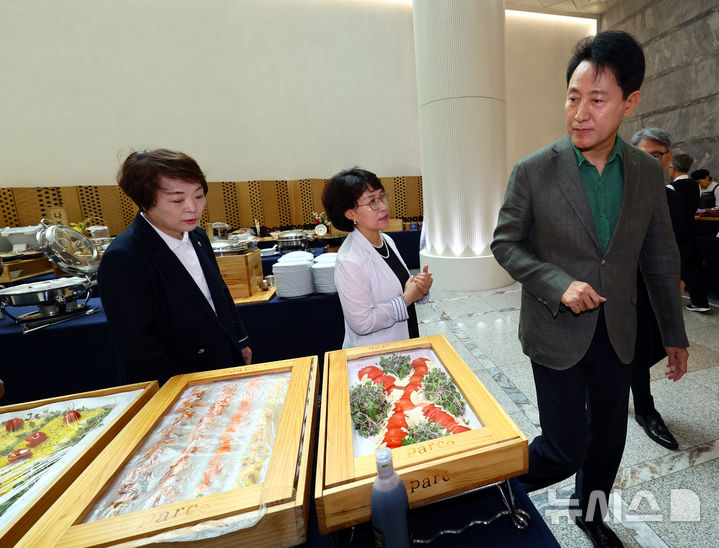 [서울=뉴시스] 박주성 기자 = 서울시가 고급스러운 외관과 200명 규모의 하객을 모두 수용할 수 있는 1호 공공웨딩홀 ‘피움서울(FIUM SEOUL)’ 운영을 시작해 오세훈 서울시장이 23일 오전 서울 동작구 서울여성플라자 내 국제회의장을 전면 리모델링한 '피움서울'을 둘러보고 있다. 공공웨딩홀 ‘피움서울(FIUM SEOUL)’은 대관료가 무료이고 예약은 내년 예식까지 받는다. 예비부부 또는 예비부부 부모 중 한 명이라도 서울에 거주하거나 생활권자에 해당하면 누구나 이용할 수 있다. 2025.08.23. park7691@newsis.com