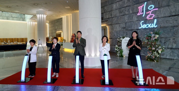 [서울=뉴시스] 박주성 기자 = 서울시가 고급스러운 외관과 200명 규모의 하객을 모두 수용할 수 있는 1호 공공웨딩홀 ‘피움서울(FIUM SEOUL)’ 운영을 시작해 오세훈 서울시장을 비롯한 참석자들이 23일 오전 서울 동작구 서울여성플라자 내 국제회의장을 전면 리모델링한 '피움서울' 오픈행사를 진행하고 있다. 공공웨딩홀 ‘피움서울(FIUM SEOUL)’은 대관료가 무료이고 예약은 내년 예식까지 받는다. 예비부부 또는 예비부부 부모 중 한 명이라도 서울에 거주하거나 생활권자에 해당하면 누구나 이용할 수 있다. 2025.08.23. park7691@newsis.com