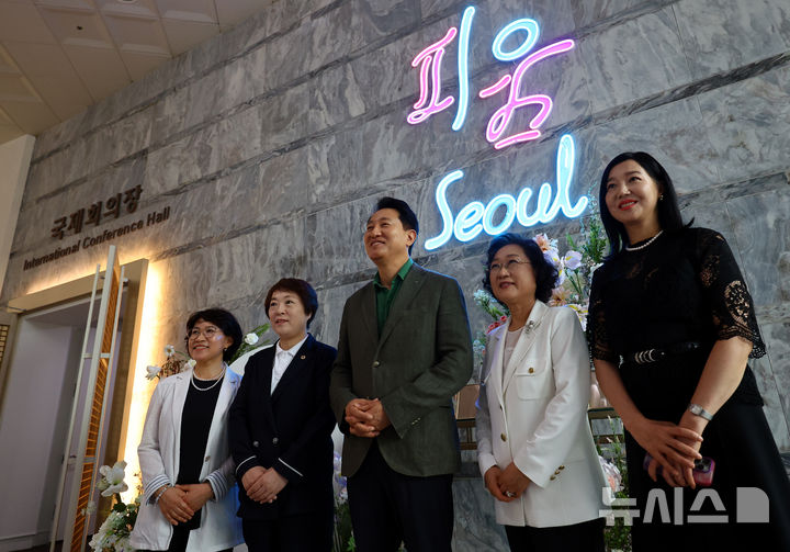 [서울=뉴시스] 박주성 기자 = 서울시가 고급스러운 외관과 200명 규모의 하객을 모두 수용할 수 있는 1호 공공웨딩홀 ‘피움서울(FIUM SEOUL)’ 운영을 시작해 오세훈 서울시장을 비롯한 참석자들이 23일 오전 서울 동작구 서울여성플라자 내 국제회의장을 전면 리모델링한 '피움서울' 오픈행사를 진행하고 있다. 공공웨딩홀 ‘피움서울(FIUM SEOUL)’은 대관료가 무료이고 예약은 내년 예식까지 받는다. 예비부부 또는 예비부부 부모 중 한 명이라도 서울에 거주하거나 생활권자에 해당하면 누구나 이용할 수 있다. 2025.08.23. park7691@newsis.com