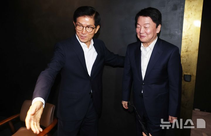 [서울=뉴시스] 조성봉 기자 = 김문수 국민의힘 당대표 후보가 23일 서울 여의도의 한 식당에서 안철수 의원과 오찬회동을 하고 있다. 2025.08.23. suncho21@newsis.com