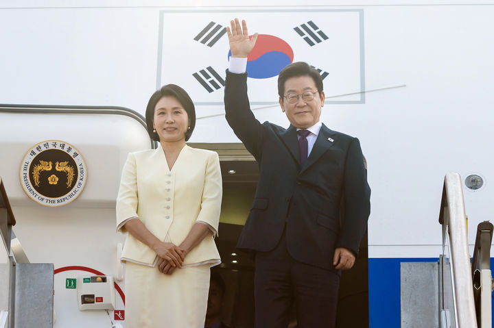 [서울=뉴시스] 최동준 기자 = 이재명 대통령과 김혜경 여사가 일본·미국 방문을 위해 23일 경기 성남 서울공항에서 출발하며 인사하고 있다. (사진=대통령실 제공) 2025.08.23. photo@newsis.com *재판매 및 DB 금지