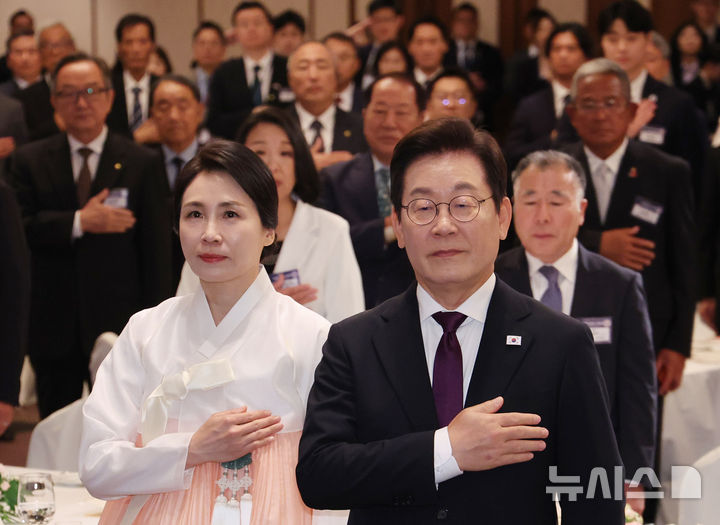 [도쿄(일본)=뉴시스] 고범준 기자 = 한일 정상회담을 위해 일본을 방문중인 이재명 대통령과 김혜경 여사가 23일(현지 시간) 일본 도쿄의 한 호텔에서 열린 재일동포 오찬 간담회에서 국민의례를 하고 있다. 2025.08.23. bjko@newsis.com